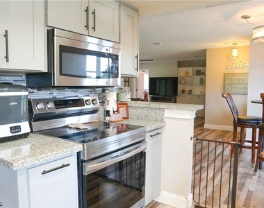 114 Greenwood Avenue - Photo Thumbnail 11