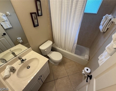 3005 Sw 8th Place - Photo Thumbnail 13