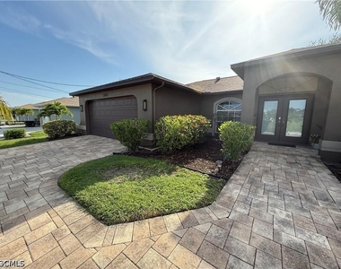 3005 Sw 8th Place - Photo Thumbnail 2