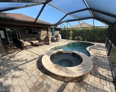 3005 Sw 8th Place - Photo Thumbnail 3