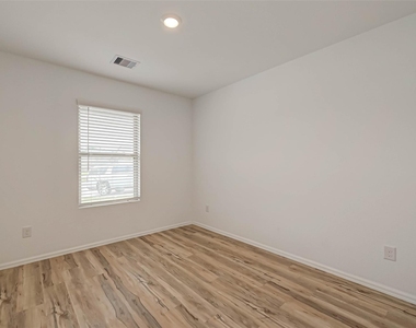 3426 Golden Amber Court - Photo Thumbnail 7