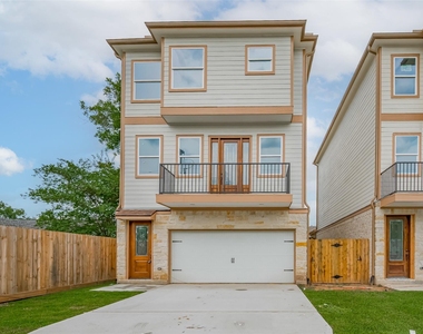 2206 Hoskins Drive - Photo Thumbnail 2
