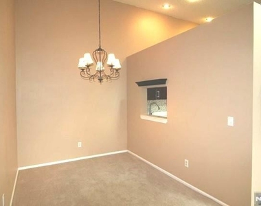 170 Linden - Photo Thumbnail 2