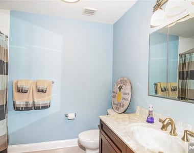 2102 Freeman - Photo Thumbnail 17