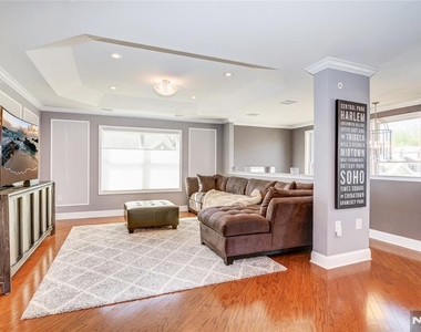 2102 Freeman - Photo Thumbnail 5