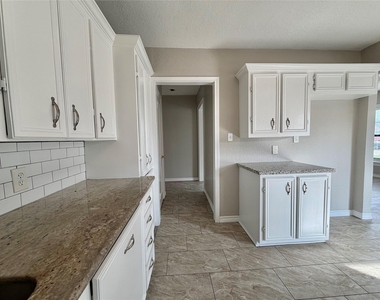 1214 W 5th Street - Photo Thumbnail 13