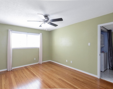 3220 69th Street - Photo Thumbnail 6