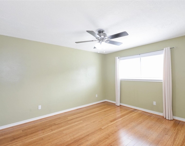 3220 69th Street - Photo Thumbnail 7