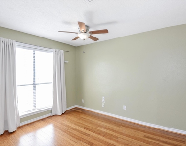 3220 69th Street - Photo Thumbnail 3