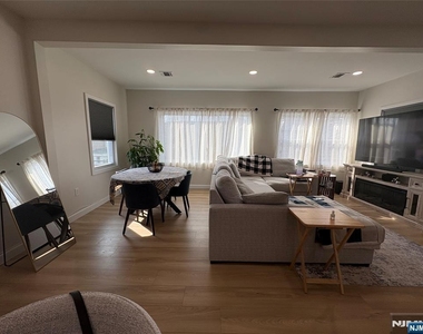 540 Elm - Photo Thumbnail 4