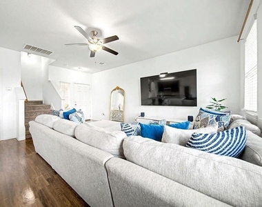 5742 Adelaide River Drive - Photo Thumbnail 4