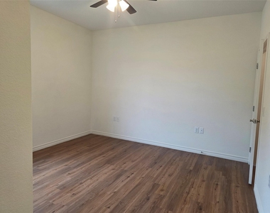 6102 White Oak Drive - Photo Thumbnail 13