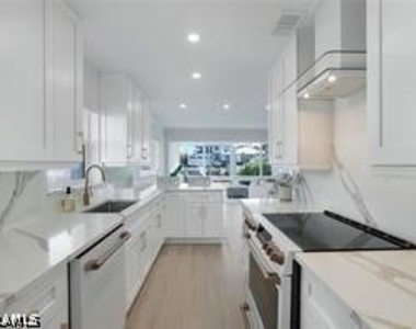 2100 Gulf Shore Boulevard N - Photo Thumbnail 1