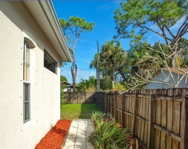 3555 Poinsettia Avenue - Photo Thumbnail 33