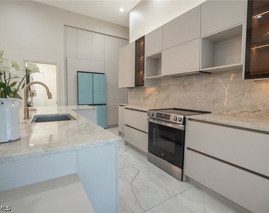 7712 Citrus Hill Lane - Photo Thumbnail 11