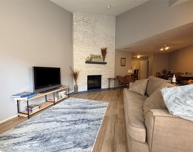 726 Country Place Drive - Photo Thumbnail 4