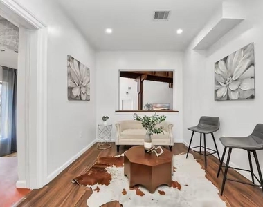 2002 Rosewood Street - Photo Thumbnail 4