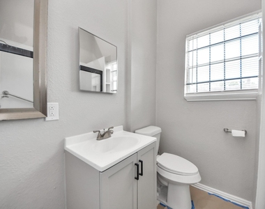 2102 Gray Street - Photo Thumbnail 9