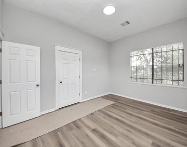 2102 Gray Street - Photo Thumbnail 17