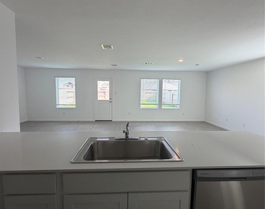 10418 Birds Nest Dr - Photo Thumbnail 3