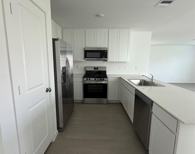 10418 Birds Nest Dr - Photo Thumbnail 2