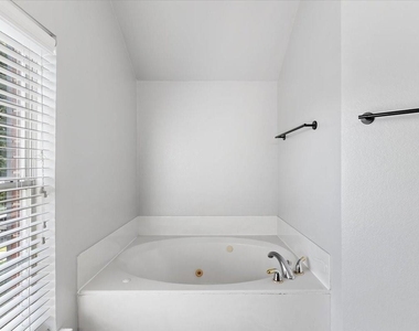 1121 London Drive - Photo Thumbnail 31
