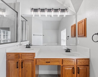 1121 London Drive - Photo Thumbnail 30