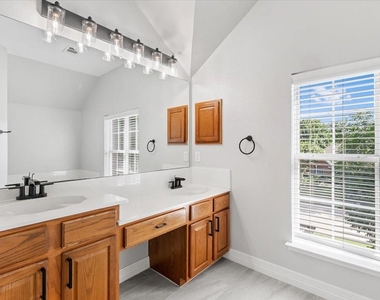1121 London Drive - Photo Thumbnail 29