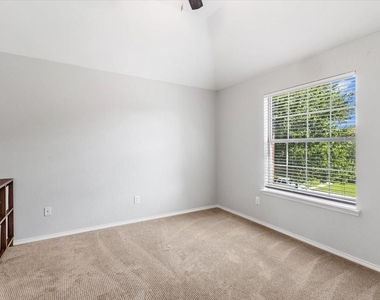 1121 London Drive - Photo Thumbnail 36