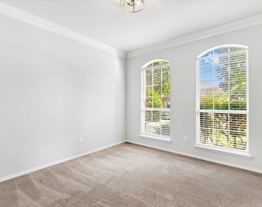 1121 London Drive - Photo Thumbnail 12