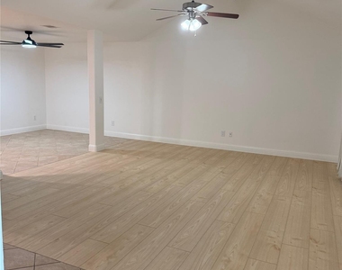3207 E Heatherock Circle - Photo Thumbnail 6