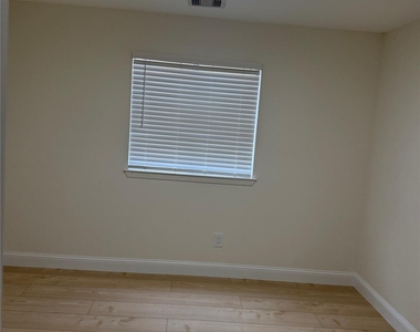 3207 E Heatherock Circle - Photo Thumbnail 12