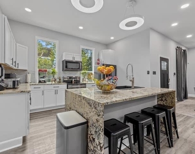1015 Brooks Street - Photo Thumbnail 3