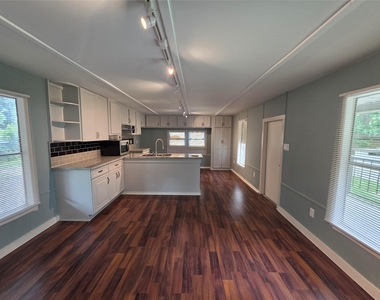 6426 W Bend Street - Photo Thumbnail 5