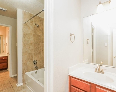 6206 Lovage Avenue - Photo Thumbnail 12