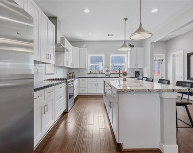 704 Vincent Street - Photo Thumbnail 4