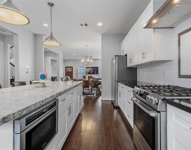 704 Vincent Street - Photo Thumbnail 2