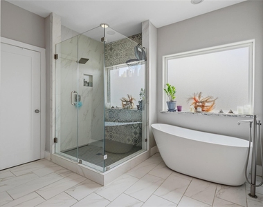 704 Vincent Street - Photo Thumbnail 8