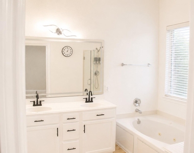 2814 Silver Bend Lane - Photo Thumbnail 17