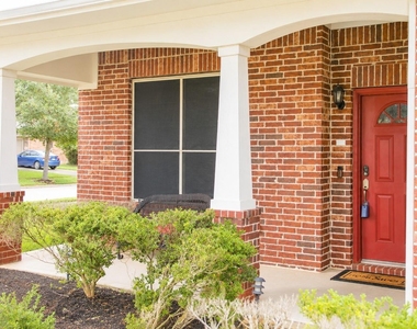 2814 Silver Bend Lane - Photo Thumbnail 3