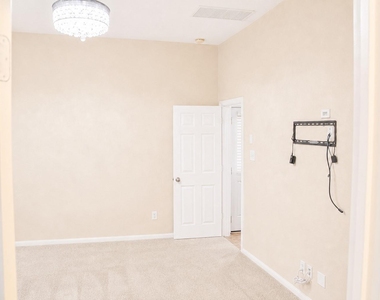 2814 Silver Bend Lane - Photo Thumbnail 16