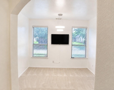 2814 Silver Bend Lane - Photo Thumbnail 7