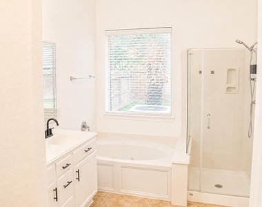 2814 Silver Bend Lane - Photo Thumbnail 18