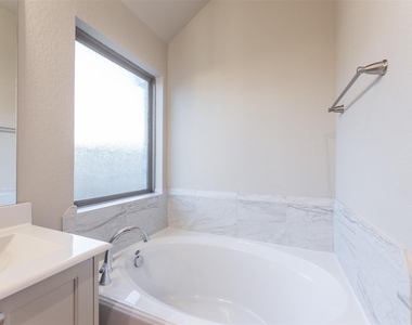 4022 Maple Glen Drive - Photo Thumbnail 18