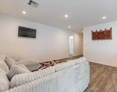 4318 Freya Pointe Drive - Photo Thumbnail 14