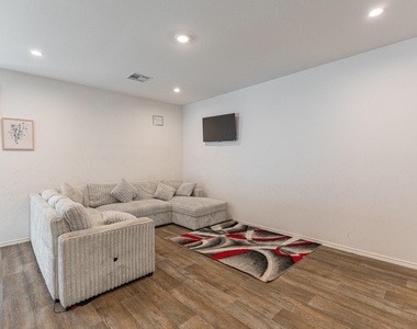4318 Freya Pointe Drive - Photo Thumbnail 11