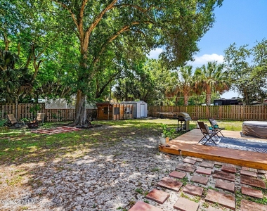122 East Court - Photo Thumbnail 17