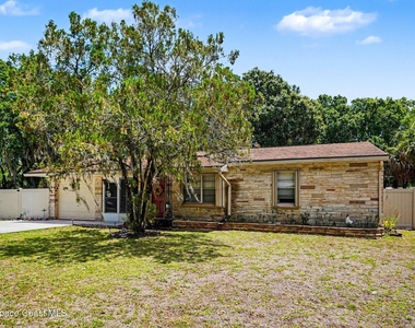 122 East Court - Photo Thumbnail 2