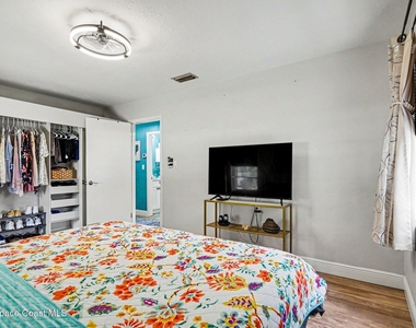122 East Court - Photo Thumbnail 9