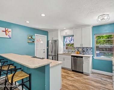 122 East Court - Photo Thumbnail 5